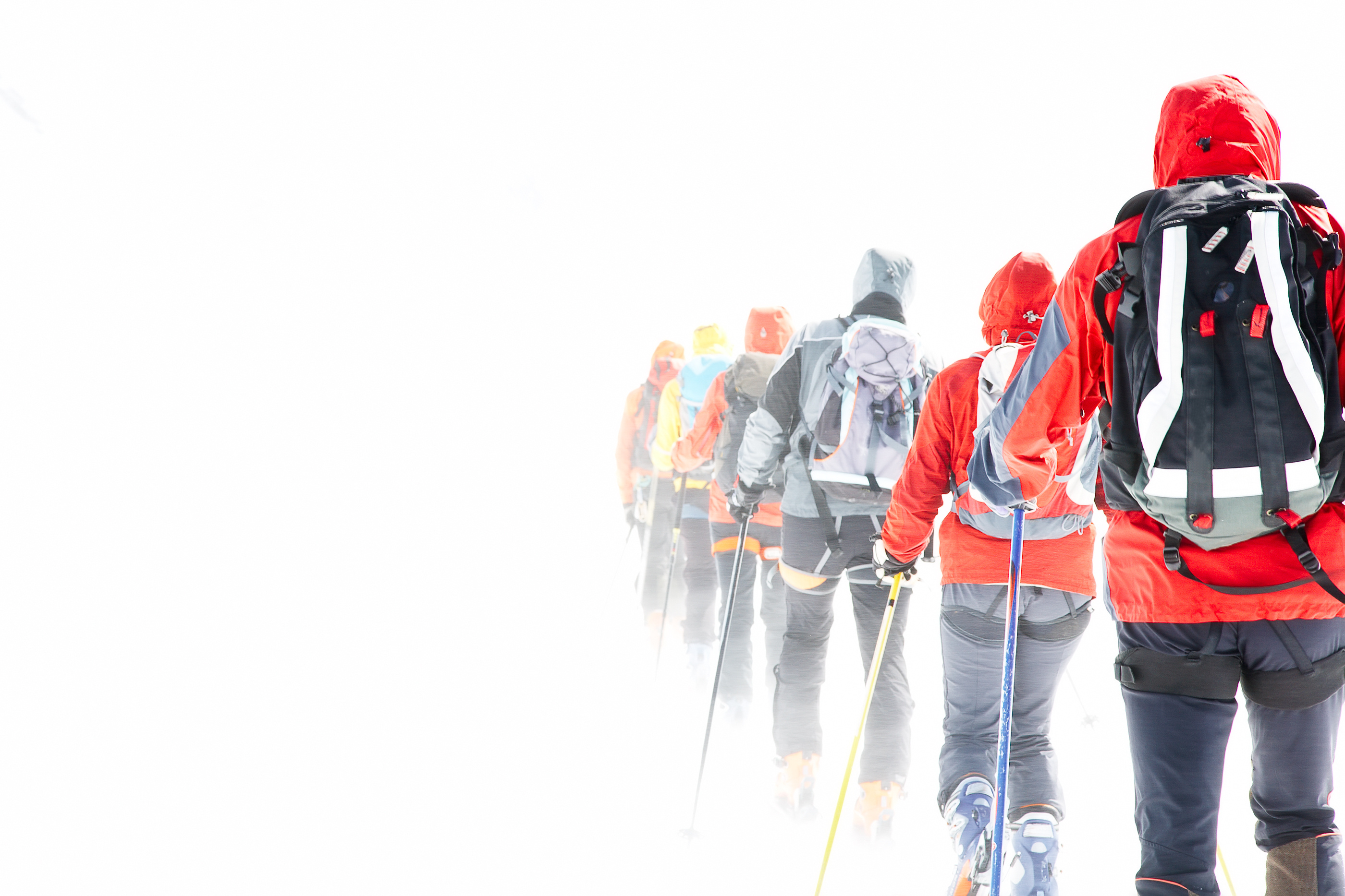Un groupe de skieur rando dans la brume de la montagne s'attaque à une belle randonnée.