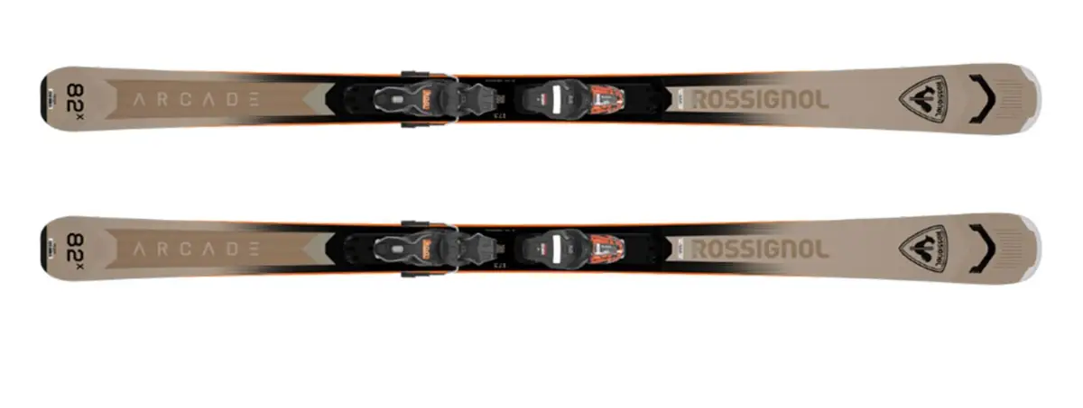 Paire de skis Rossignol Arcade 82 gris-beige et noir avec fixations, disposés horizontalement sur fond blanc.