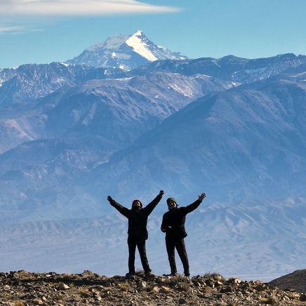 personnes profitant de l ete a la montagne